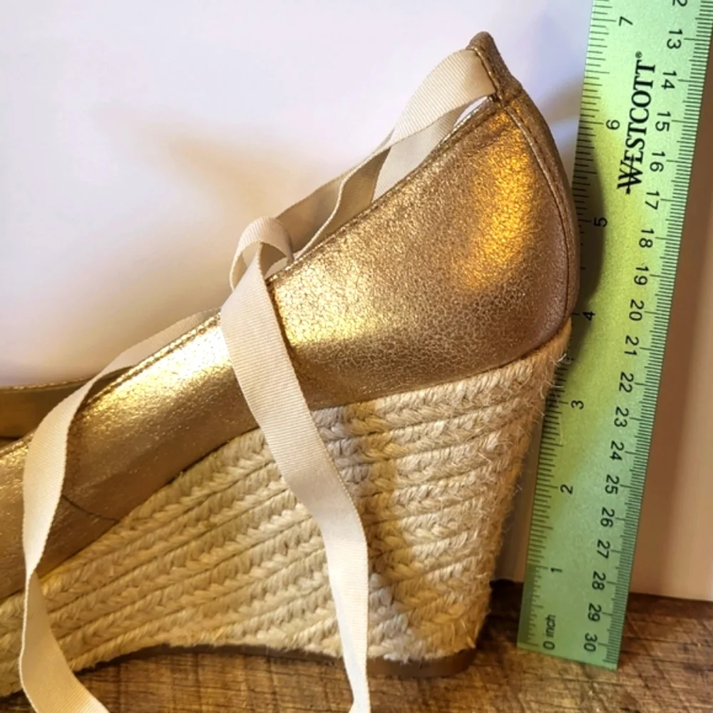 NWOT Jessica Simpson 8.5US Gold Wedge Platform Shoe for Holiday Christmas Party